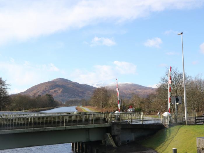 Shepherds Rest in Banavie, Highlands. Pet-friendly. Private parking. Woodburning stove. Garden. WiFi