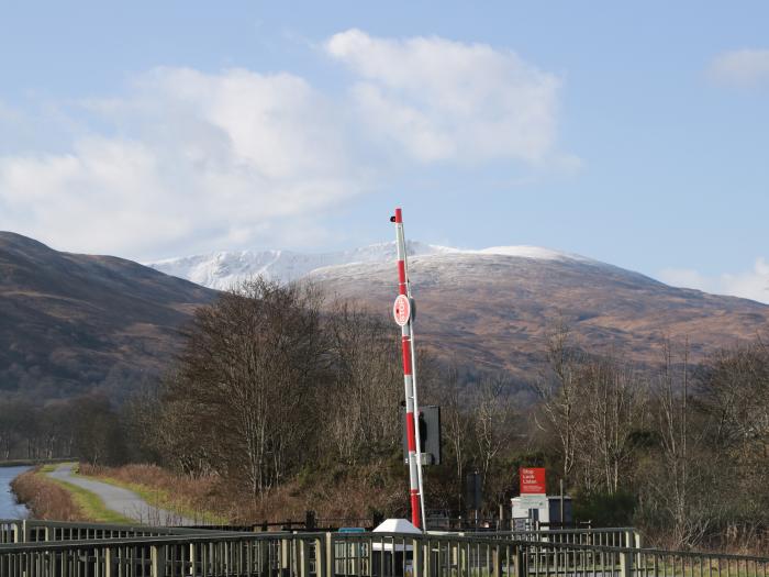 Shepherds Rest in Banavie, Highlands. Pet-friendly. Private parking. Woodburning stove. Garden. WiFi