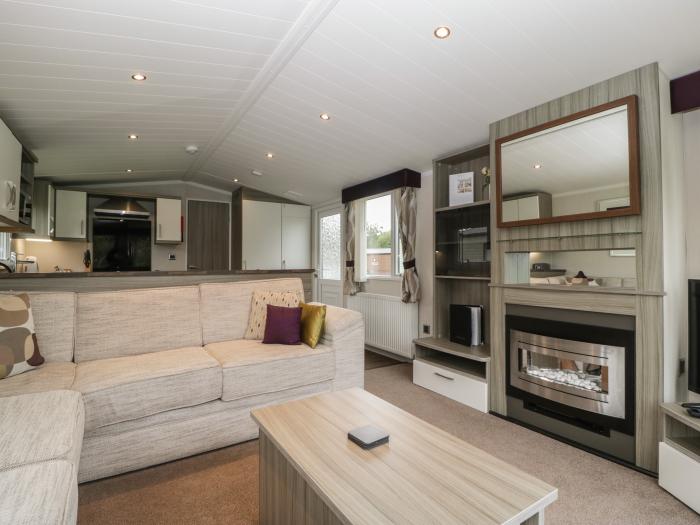 Swan, Pearl Lake Holiday Park, Shobdon, Herefordshire. Two bedrooms. Single-storey. Enc decking.