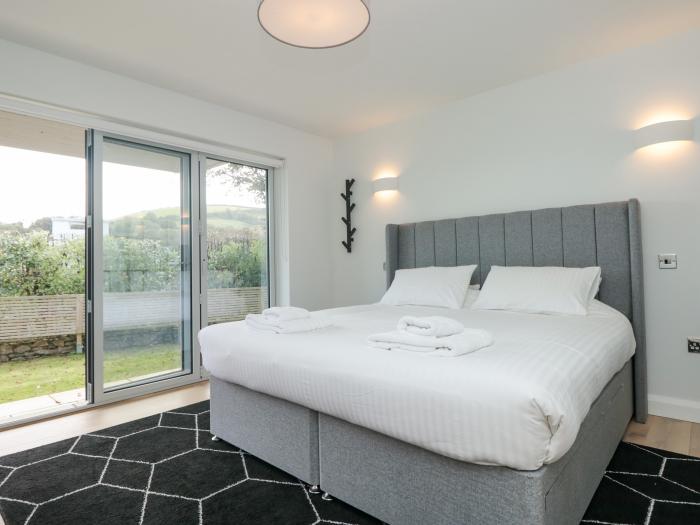 Moonraker, in Dartmouth, Devon. River views. Near a National Park. Open plan. Gardens. Reverse-level