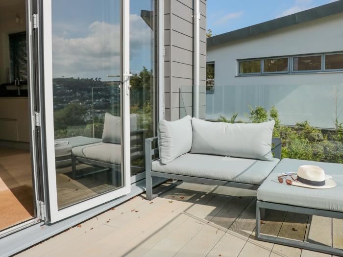 Moonraker, in Dartmouth, Devon. River views. Near a National Park. Open plan. Gardens. Reverse-level