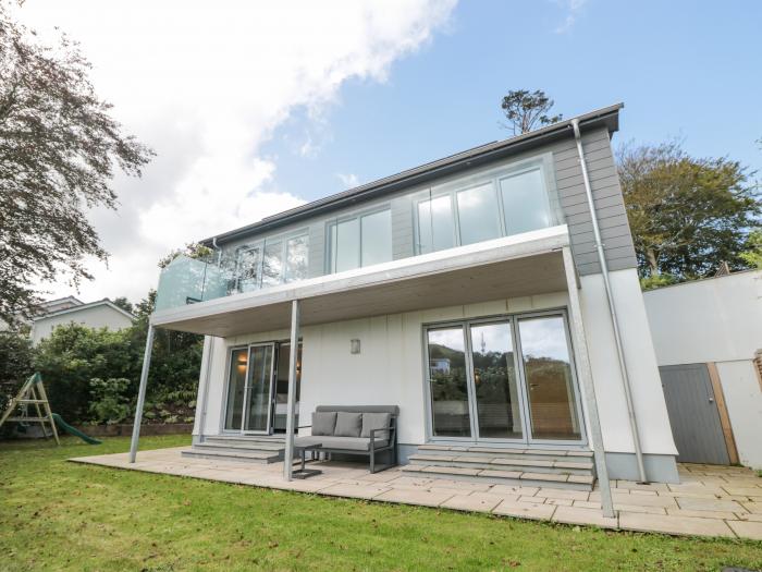 Moonraker, in Dartmouth, Devon. River views. Near a National Park. Open plan. Gardens. Reverse-level