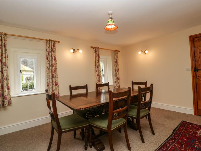 Keepers Cottage, rests in Shobdon, in Herefordshire. Three-bedroom cottage. Pet-friendly. Near AONB.