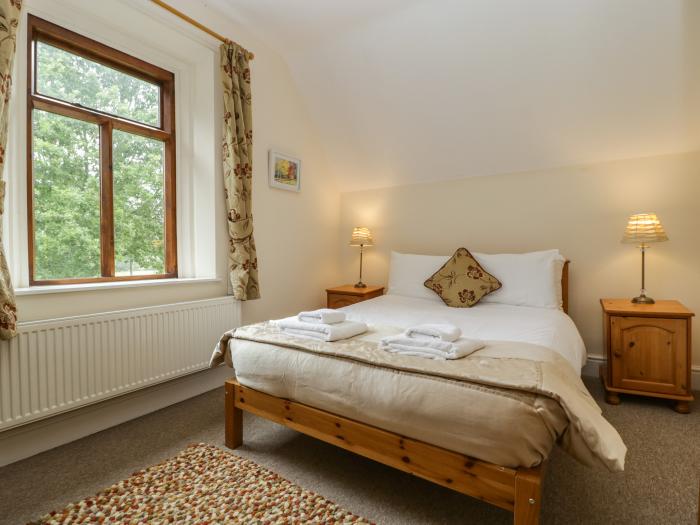 Keepers Cottage, rests in Shobdon, in Herefordshire. Three-bedroom cottage. Pet-friendly. Near AONB.