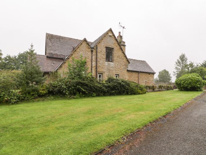 Keepers Cottage, rests in Shobdon, in Herefordshire. Three-bedroom cottage. Pet-friendly. Near AONB.