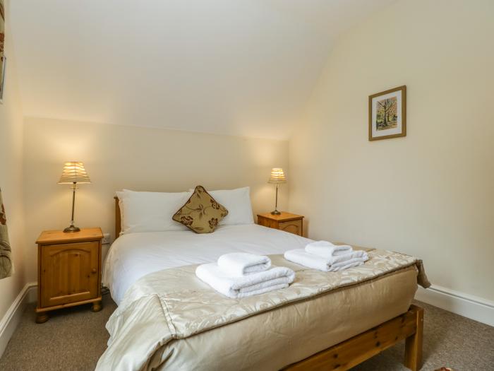 Keepers Cottage, rests in Shobdon, in Herefordshire. Three-bedroom cottage. Pet-friendly. Near AONB.