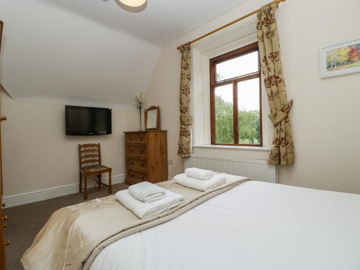 Keepers Cottage, rests in Shobdon, in Herefordshire. Three-bedroom cottage. Pet-friendly. Near AONB.