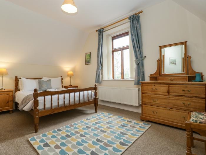 Keepers Cottage, rests in Shobdon, in Herefordshire. Three-bedroom cottage. Pet-friendly. Near AONB.