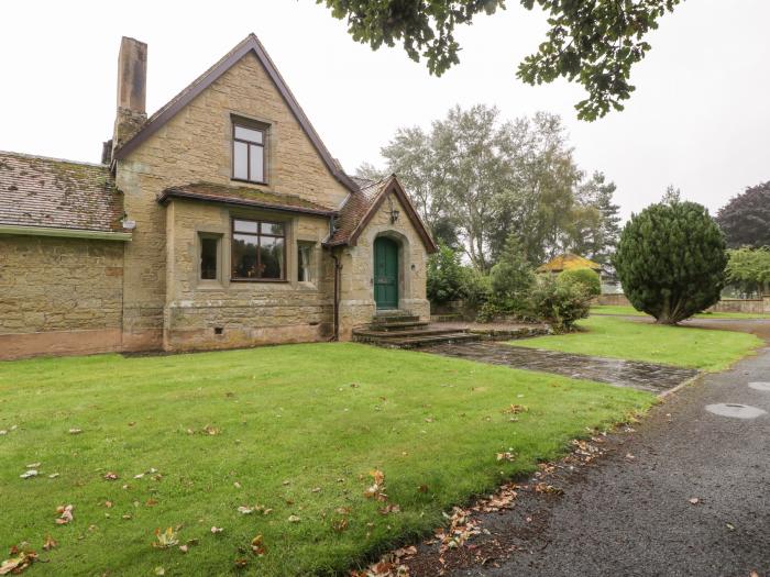 Keepers Cottage, rests in Shobdon, in Herefordshire. Three-bedroom cottage. Pet-friendly. Near AONB.