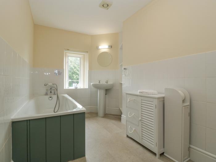 Keepers Cottage, rests in Shobdon, in Herefordshire. Three-bedroom cottage. Pet-friendly. Near AONB.