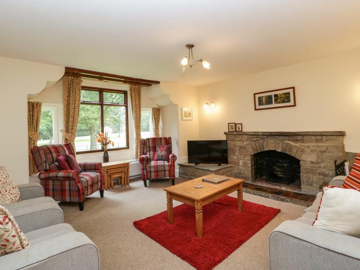 Keepers Cottage, rests in Shobdon, in Herefordshire. Three-bedroom cottage. Pet-friendly. Near AONB.