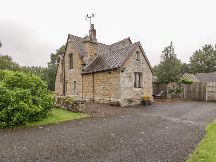 Keepers Cottage, rests in Shobdon, in Herefordshire. Three-bedroom cottage. Pet-friendly. Near AONB.