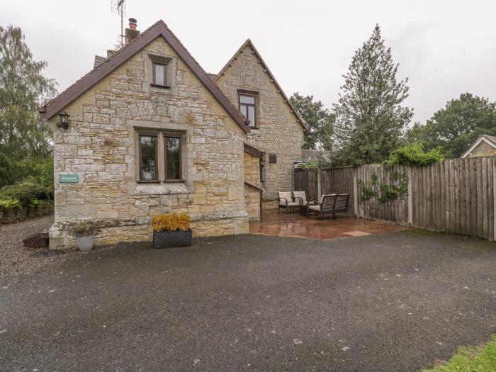 Keepers Cottage, rests in Shobdon, in Herefordshire. Three-bedroom cottage. Pet-friendly. Near AONB.