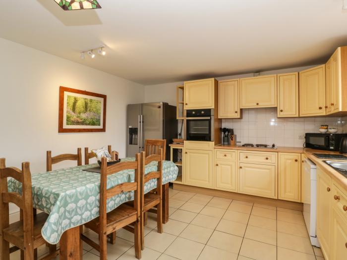 Keepers Cottage, rests in Shobdon, in Herefordshire. Three-bedroom cottage. Pet-friendly. Near AONB.