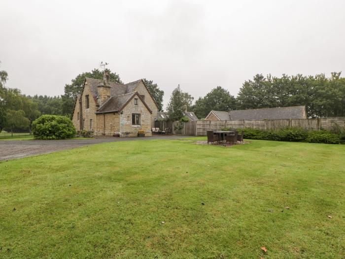 Keepers Cottage, rests in Shobdon, in Herefordshire. Three-bedroom cottage. Pet-friendly. Near AONB.