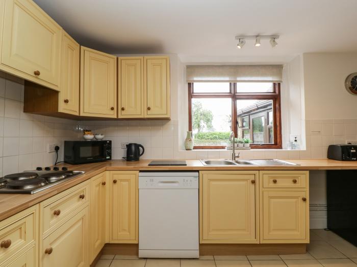 Keepers Cottage, rests in Shobdon, in Herefordshire. Three-bedroom cottage. Pet-friendly. Near AONB.