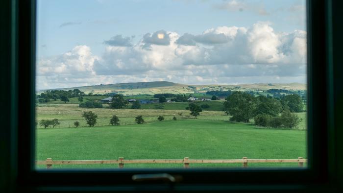 Den, Paythorne, near Gisburn, Lancashire. Near the Forest of Bowland AONB. Studio-style layout. WiFi