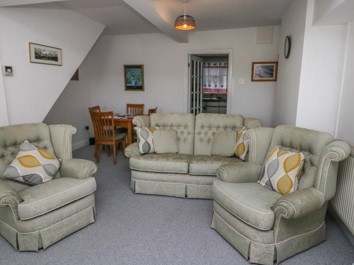 23 Beach Road, Y Felinheli, Gwynedd. Fuel and power included. Close to a shop and a pub. WiFi. Oven.