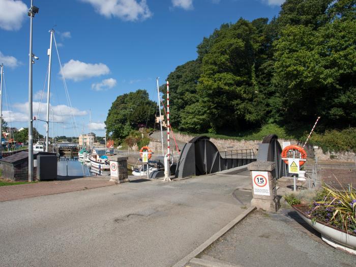 23 Beach Road, Y Felinheli, Gwynedd. Fuel and power included. Close to a shop and a pub. WiFi. Oven.