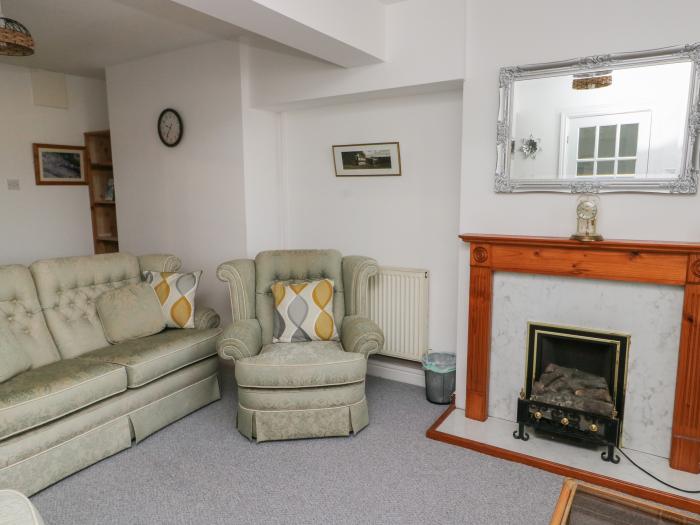 23 Beach Road, Y Felinheli, Gwynedd. Fuel and power included. Close to a shop and a pub. WiFi. Oven.