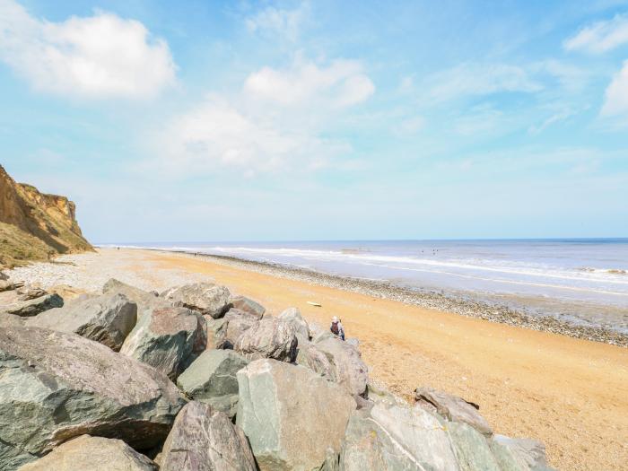 6 Melinda Cottage, East Runton, Norfolk. Close to a shop, a pub, and a beach. Open-plan. Parking. TV