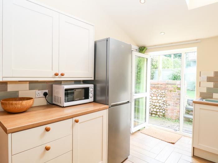 6 Melinda Cottage, East Runton, Norfolk. Close to a shop, a pub, and a beach. Open-plan. Parking. TV