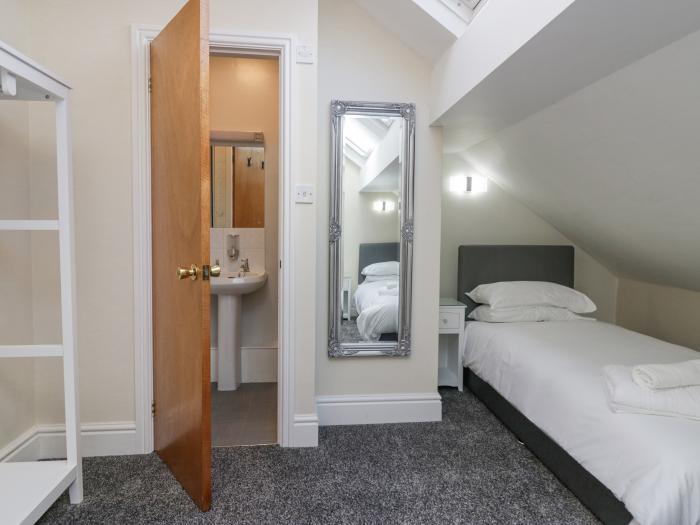 Park Beck, Windermere, Cumbria. Set over three floors. Near a shop, pub & lake. En-suites. Smart TV.