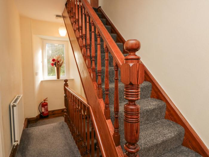 Park Beck, Windermere, Cumbria. Set over three floors. Near a shop, pub & lake. En-suites. Smart TV.