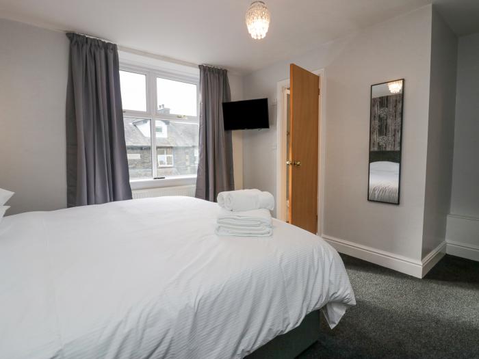 Park Beck, Windermere, Cumbria. Set over three floors. Near a shop, pub & lake. En-suites. Smart TV.