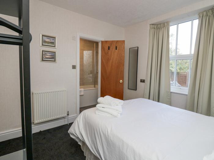 Park Beck, Windermere, Cumbria. Set over three floors. Near a shop, pub & lake. En-suites. Smart TV.