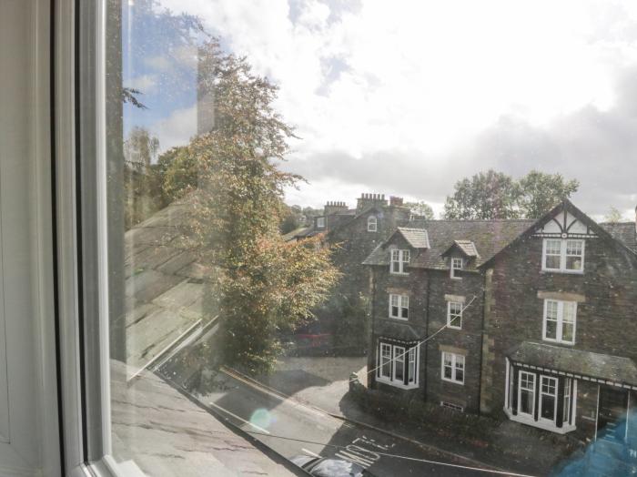 Park Beck, Windermere, Cumbria. Set over three floors. Near a shop, pub & lake. En-suites. Smart TV.