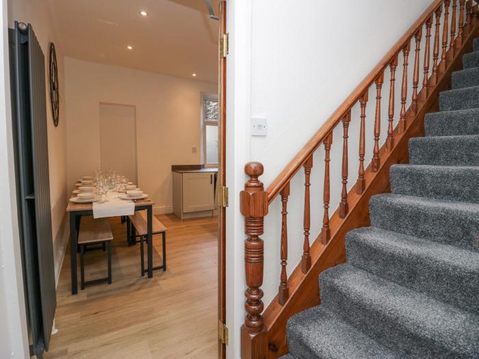 Park Beck, Windermere, Cumbria. Set over three floors. Near a shop, pub & lake. En-suites. Smart TV.