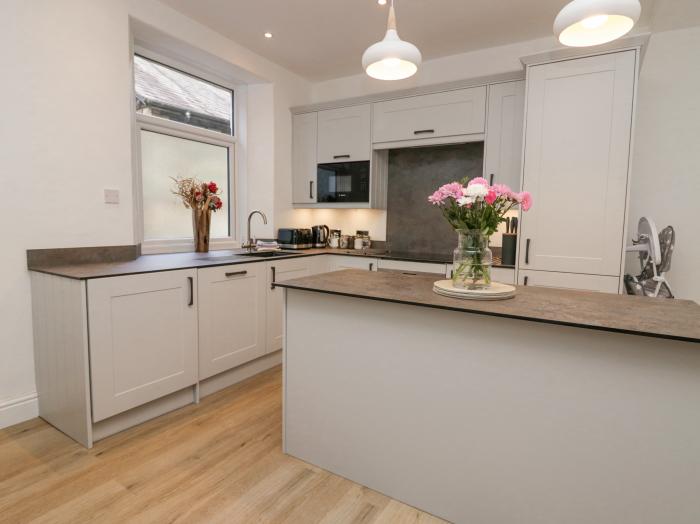 Park Beck, Windermere, Cumbria. Set over three floors. Near a shop, pub & lake. En-suites. Smart TV.