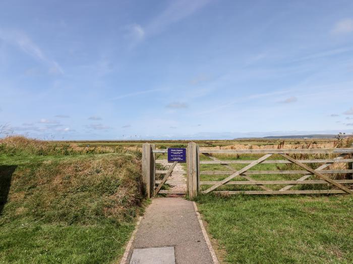 Pebble Ridge View, Westward Ho!, Devon. Pet-friendly. Off-road parking. Hot tub. Reverse-level. WiFi