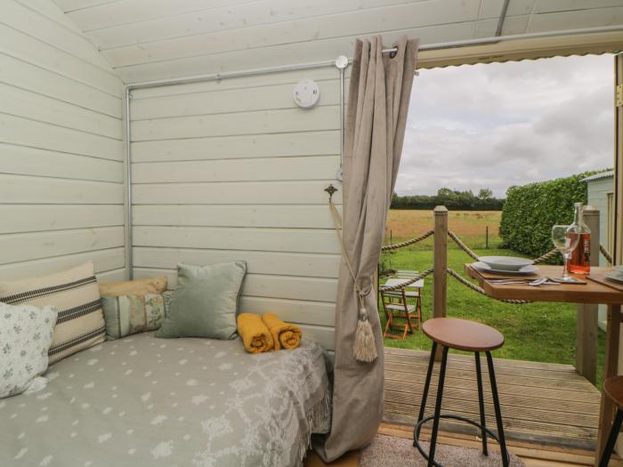 Flora's Hut, Liskeard, Cornwall. One-bedroom. Off-road parking. Serene setting. External shower room