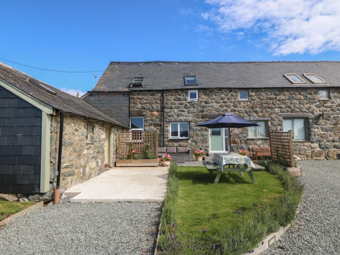 Yr Ysgubor in Dyffryn Ardudwy, Gwynedd. Two-bedroom cottage in National Park. Close to beach. Family