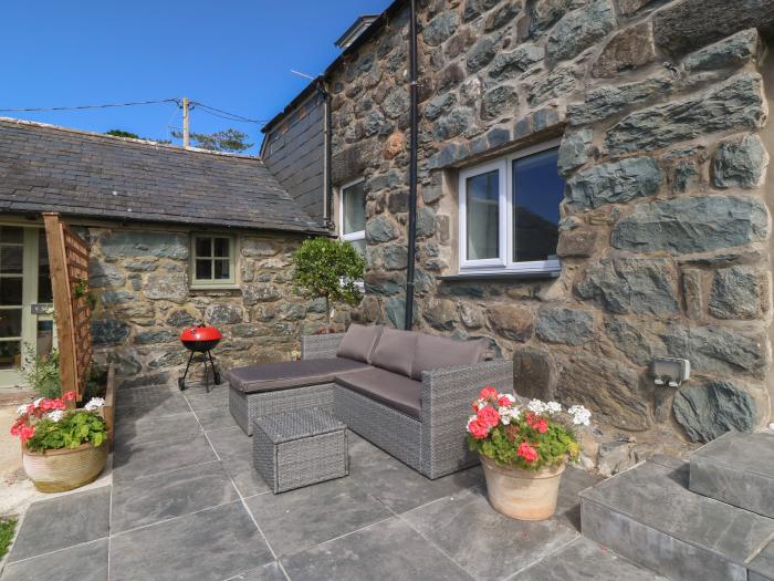 Yr Ysgubor in Dyffryn Ardudwy, Gwynedd. Two-bedroom cottage in National Park. Close to beach. Family