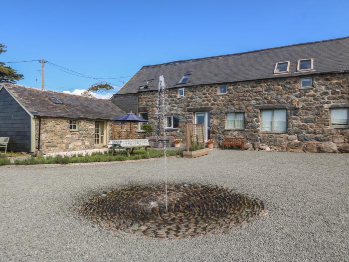 Yr Ysgubor in Dyffryn Ardudwy, Gwynedd. Two-bedroom cottage in National Park. Close to beach. Family