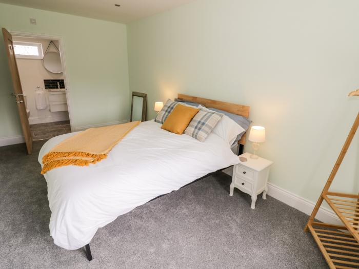 The Granary Cottage is near Worcester, in Worcestershire. Three-bedroom, pet-friendly home. Stylish.