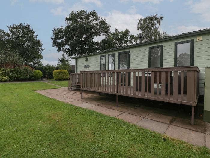 Dove, Pearl Lake Holiday Park, Shobdon, Herefordshire. Single-storey. Three bedrooms. Open-plan.