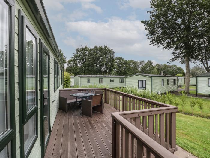 Dove, Pearl Lake Holiday Park, Shobdon, Herefordshire. Single-storey. Three bedrooms. Open-plan.