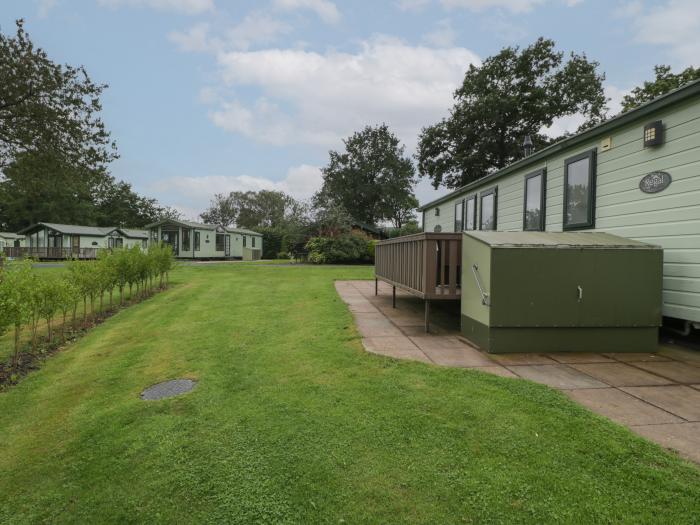 Dove, Pearl Lake Holiday Park, Shobdon, Herefordshire. Single-storey. Three bedrooms. Open-plan.