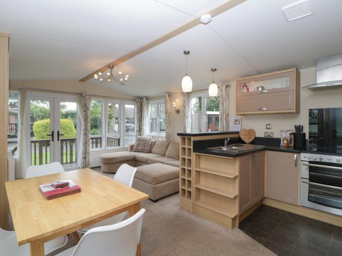 Dove, Pearl Lake Holiday Park, Shobdon, Herefordshire. Single-storey. Three bedrooms. Open-plan.