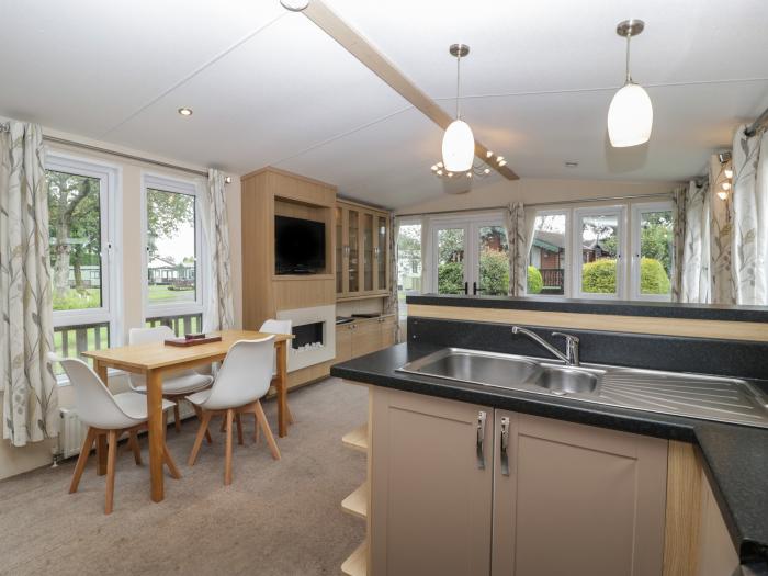 Dove, Pearl Lake Holiday Park, Shobdon, Herefordshire. Single-storey. Three bedrooms. Open-plan.