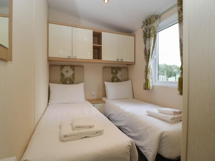 Dove, Pearl Lake Holiday Park, Shobdon, Herefordshire. Single-storey. Three bedrooms. Open-plan.