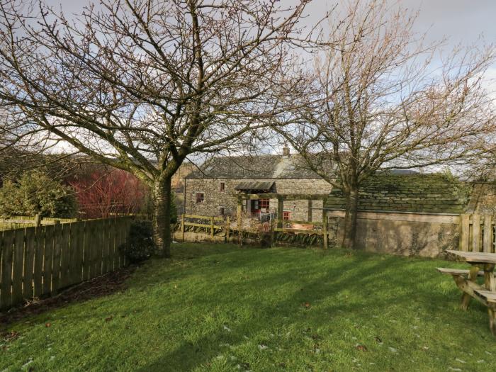 Cherry Tree Barn, Rusland Valley, Cumbria. Woodburning stove. Pet-friendly. Rural setting. Smart TV.