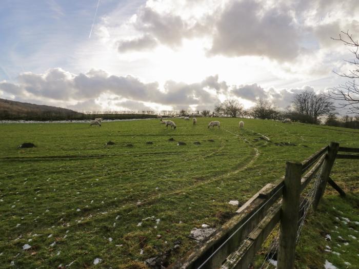 Cherry Tree Barn, Rusland Valley, Cumbria. Woodburning stove. Pet-friendly. Rural setting. Smart TV.