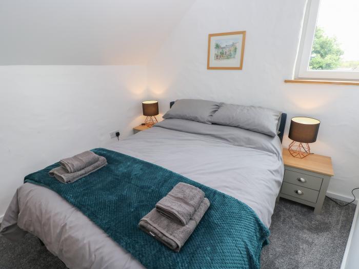 The Loft @ Wisteria Cottage, Saundersfoot, Pembrokeshire. Parking. Close to amenities. Pet-friendly.