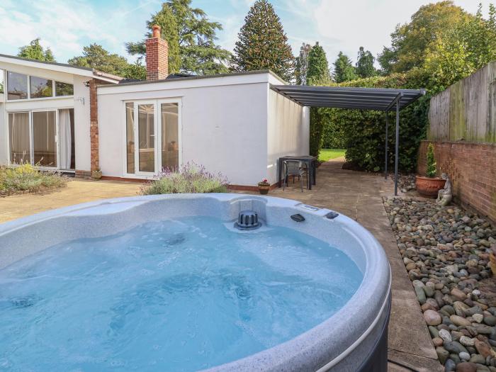 Bramble Lodge, in Cuddington, Cheshire. Single-storey base. Ideal for couples. Indoor swimming pool.