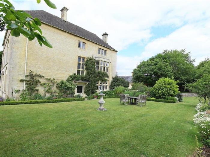 The Granary is in Bourton-on-the-Water, Gloucestershire. Pet-friendly. Off-road parking. In an AONB.